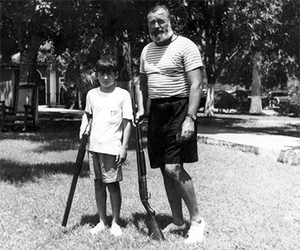 Эрнест Хемингуэй со своим сыном Грегори